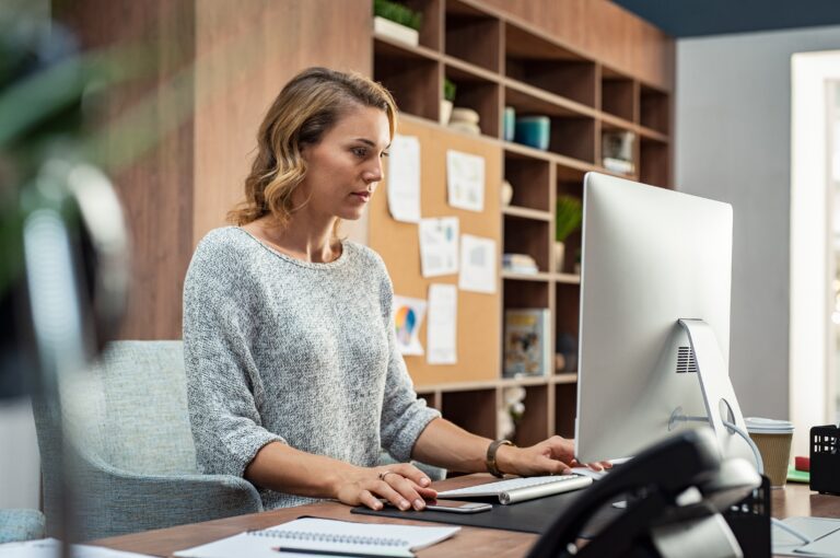 Eine Frau sitzt am Computer