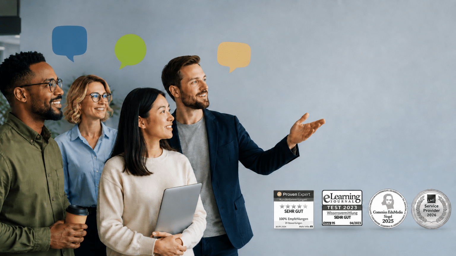 Diverse Gruppe von vier Berufstätigen blickt in einem modernen Büro nach rechts; unten rechts sind Qualitätssiegel für die AGG-Online-Schulung eingebunden.