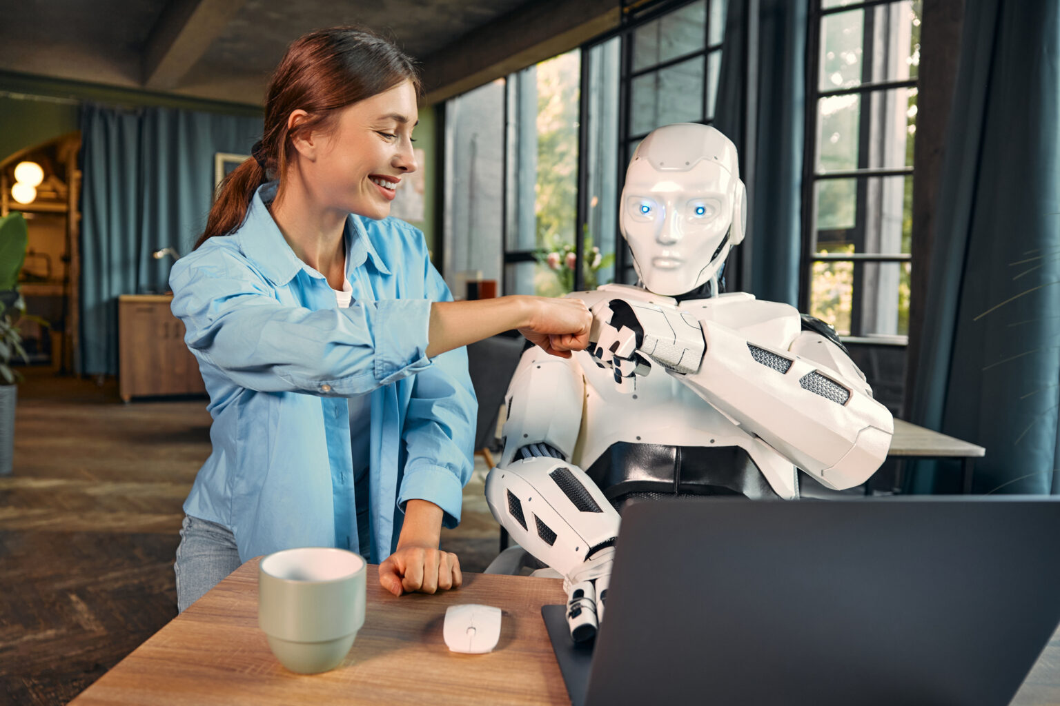 Künstliche Intelligenz und Mensch arbeiten zusammen